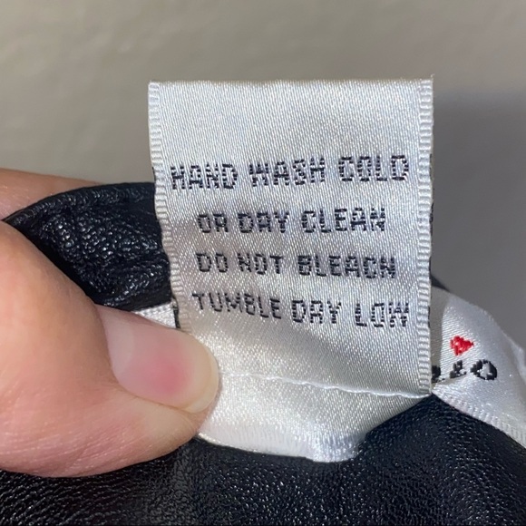 Amor‎ Mio 90’s Inspired Faux Leather Mini Skirt - Picture 7 of 7